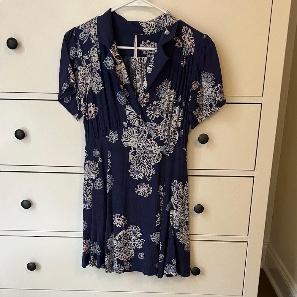 Free People dress! Size small. Worn once!
It’s a bluish purple floral. SO cute!!